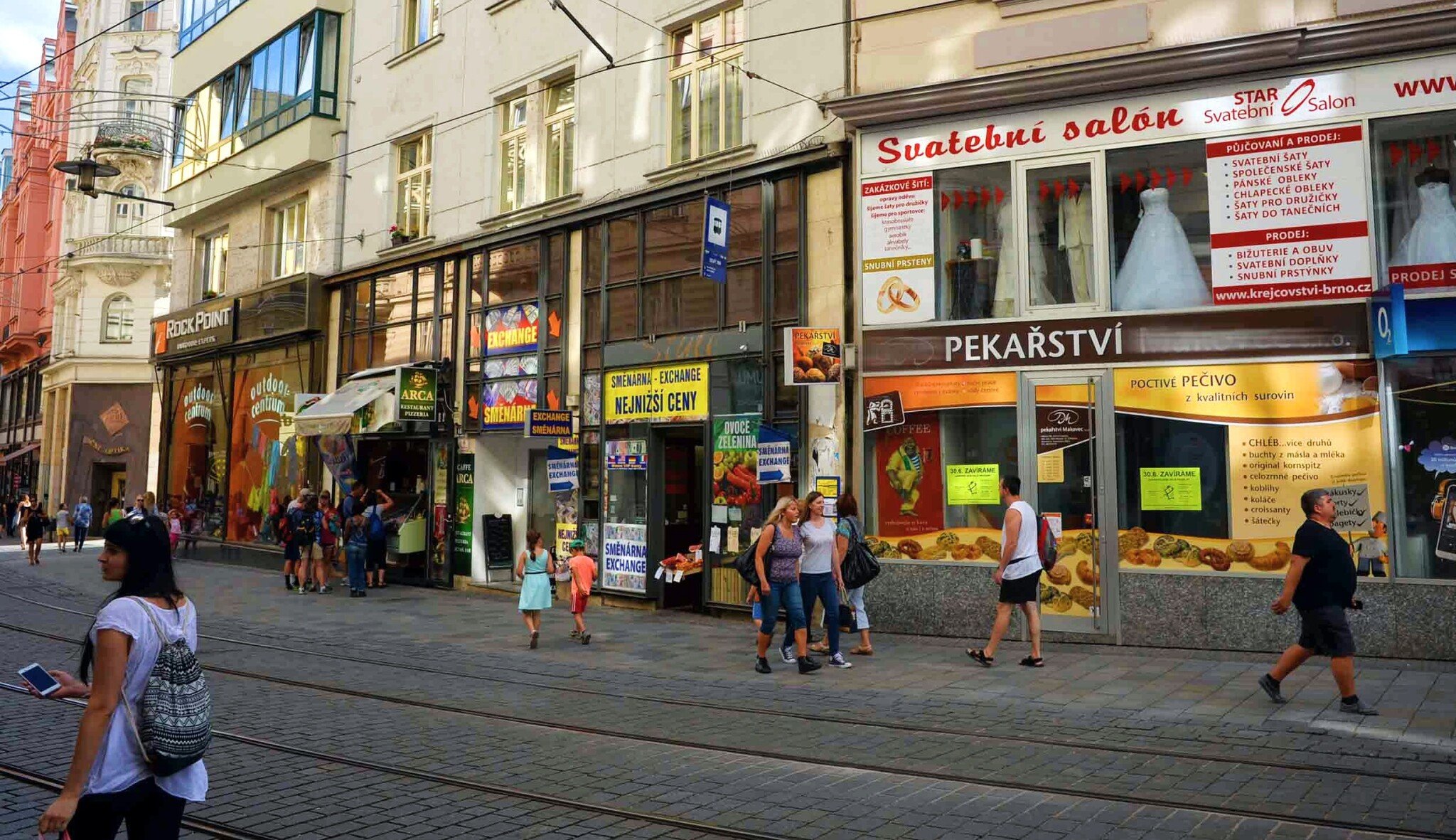 Přes fasádu už ne. Praha po vzoru dalších měst rozšiřuje platnost vyhlášky omezující reklamní smog