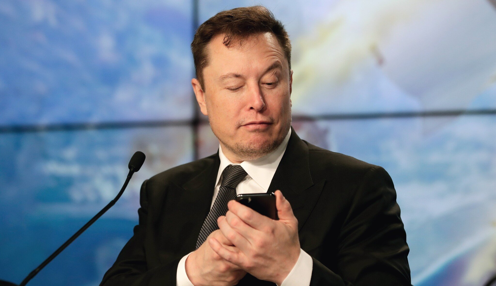 Elon Musk sedí v Twitteru a svět se ptá: Koupit akcie?
