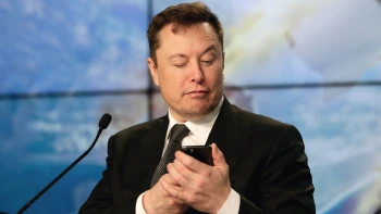 Elon Musk sedí v&nbsp;Twitteru a&nbsp;svět se ptá: Koupit akcie?