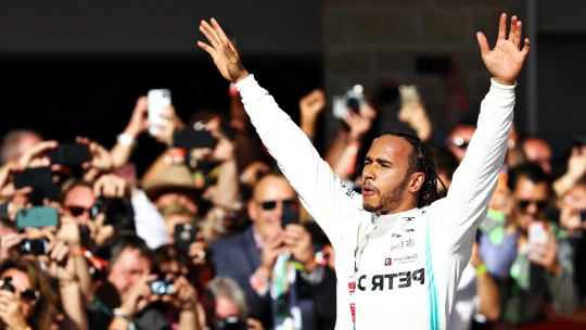 Hamilton už trhá rekordy. Akcie Ferrari vyšplhaly na historické maximum