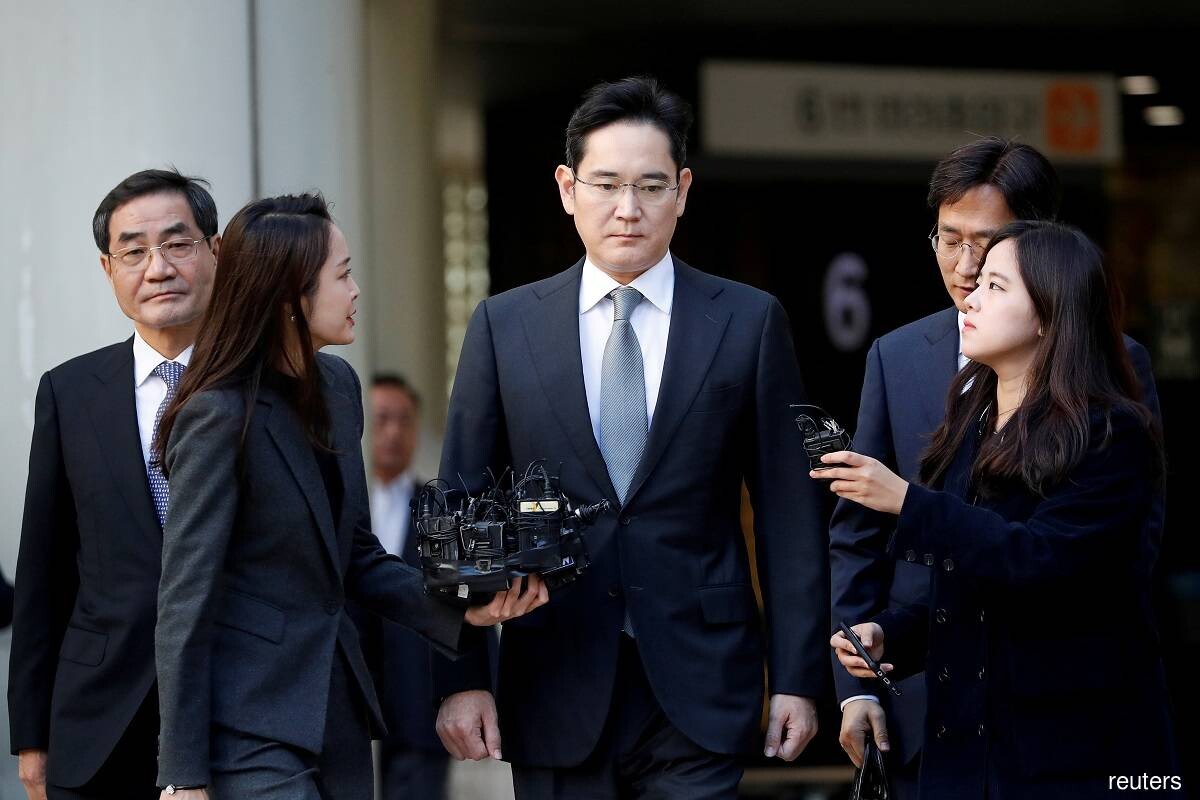 Zpátky za mříže. Dědic Samsungu dostal dva a půl roku vězení za korupci