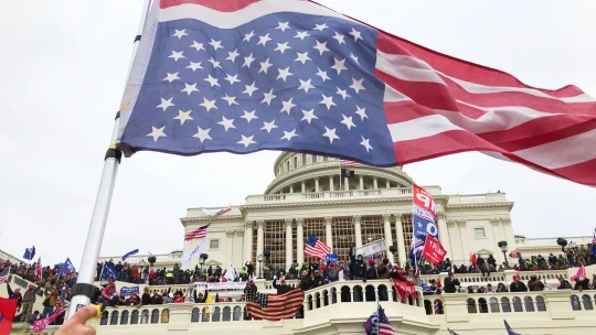 Ostudný den pro Ameriku. Násilné vniknutí do Kapitolu šokovalo svět, trhy zůstaly v&nbsp;klidu