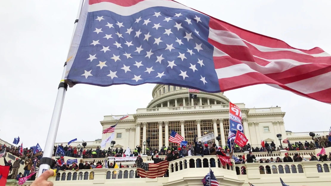 Ostudný den pro Ameriku. Násilné vniknutí do Kapitolu šokovalo svět, trhy zůstaly v klidu