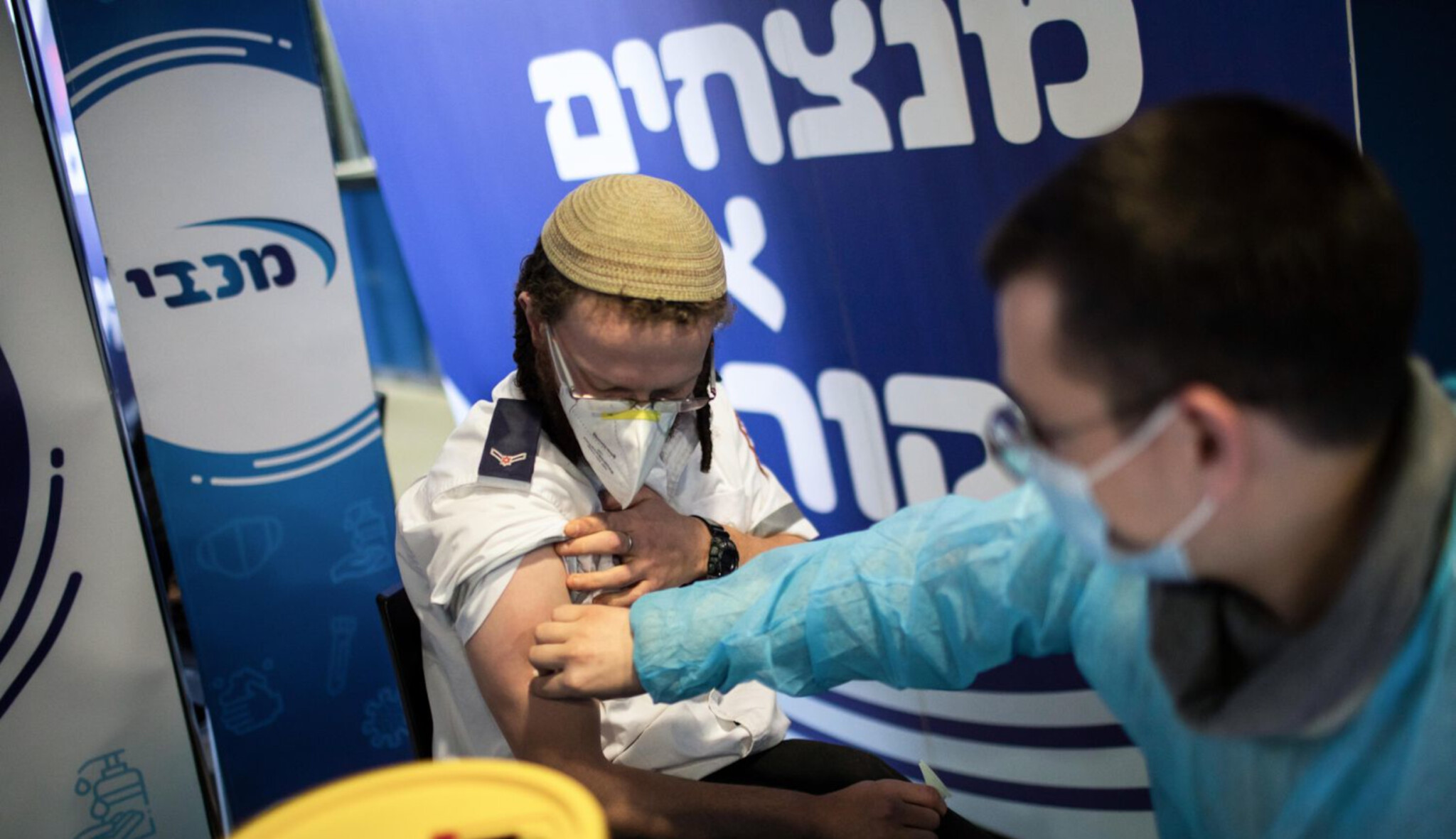 Zázrak ve Svaté zemi? Za raketovým tempem očkování v Izraeli stojí strategie, peníze i politika