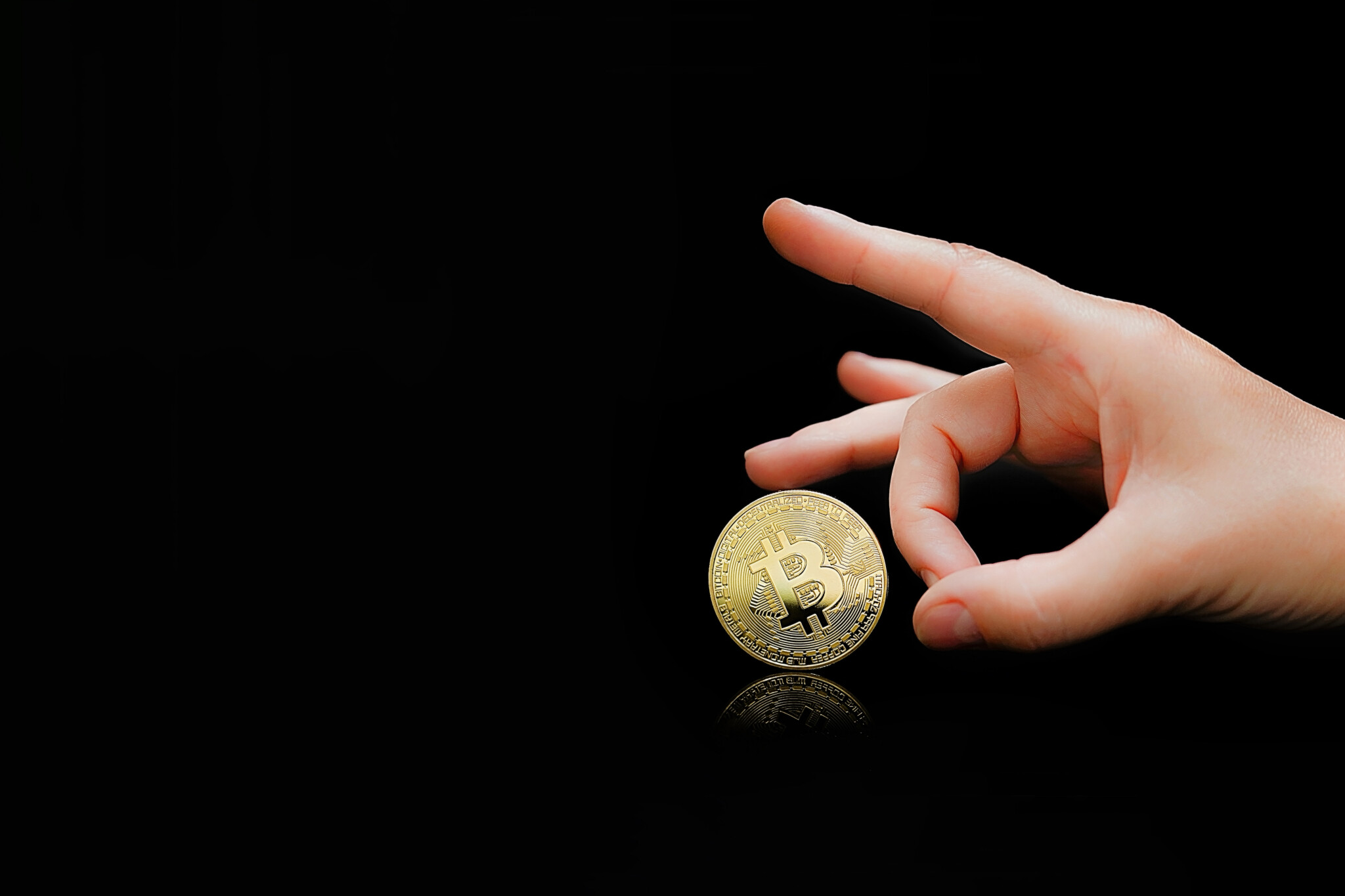 Bitcoin výrazně propadl, klesl až na 33 tisíc dolarů