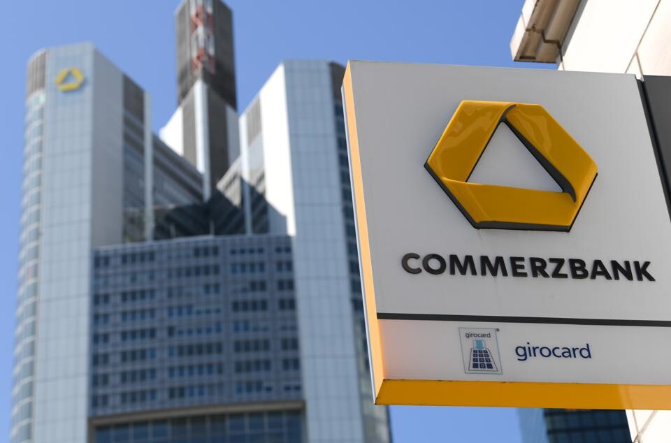 Commerzbank se ve druhém čtvrtletí propadla do ztráty. Výrazně klesly i její akcie