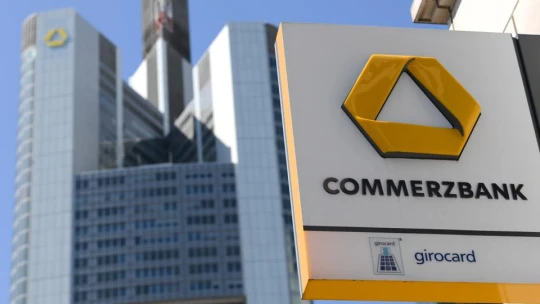 Commerzbank se ve druhém čtvrtletí propadla do ztráty. Výrazně klesly i&nbsp;její akcie