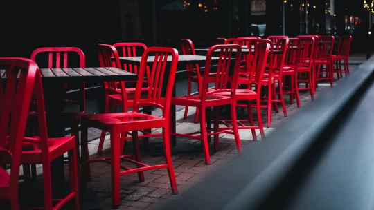 Zavřené restaurace, otevřené obchody. Proč je v&nbsp;uzavírání podniků takový rozdíl?