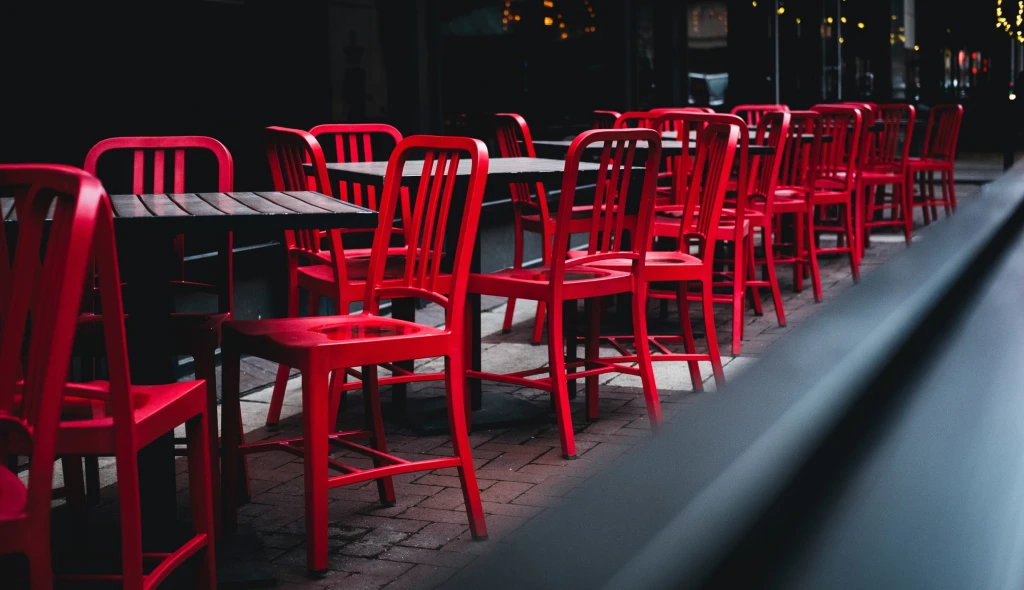 Zavřené restaurace, otevřené obchody. Proč je v&nbsp;uzavírání podniků takový rozdíl?