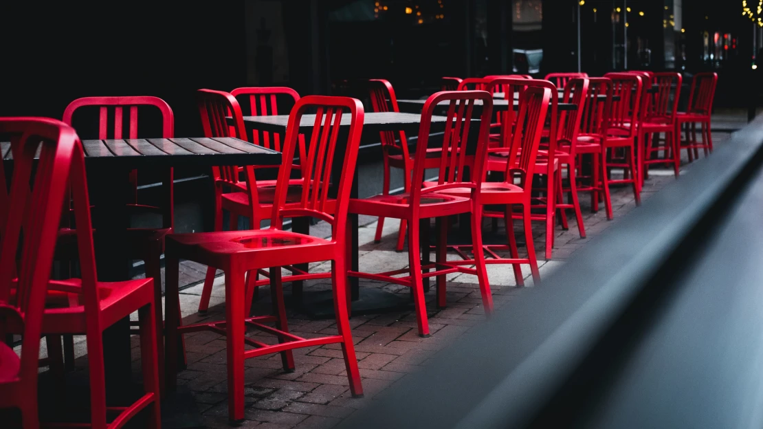 Zavřené restaurace, otevřené obchody. Proč je v uzavírání podniků takový rozdíl?