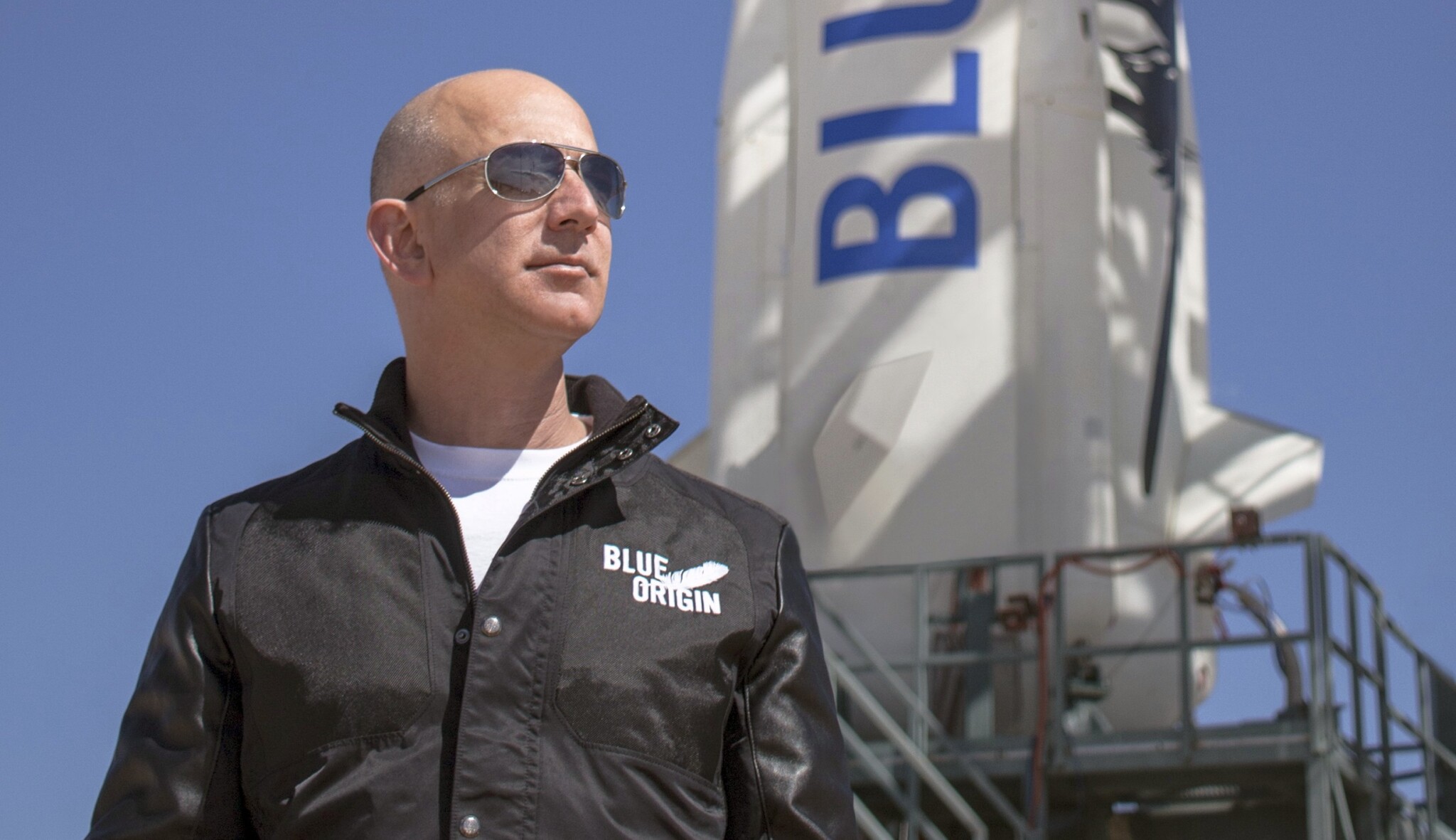 Jeff Bezos s bratrem poletí v červenci do vesmíru. Místo na palubě si můžete koupit v aukci