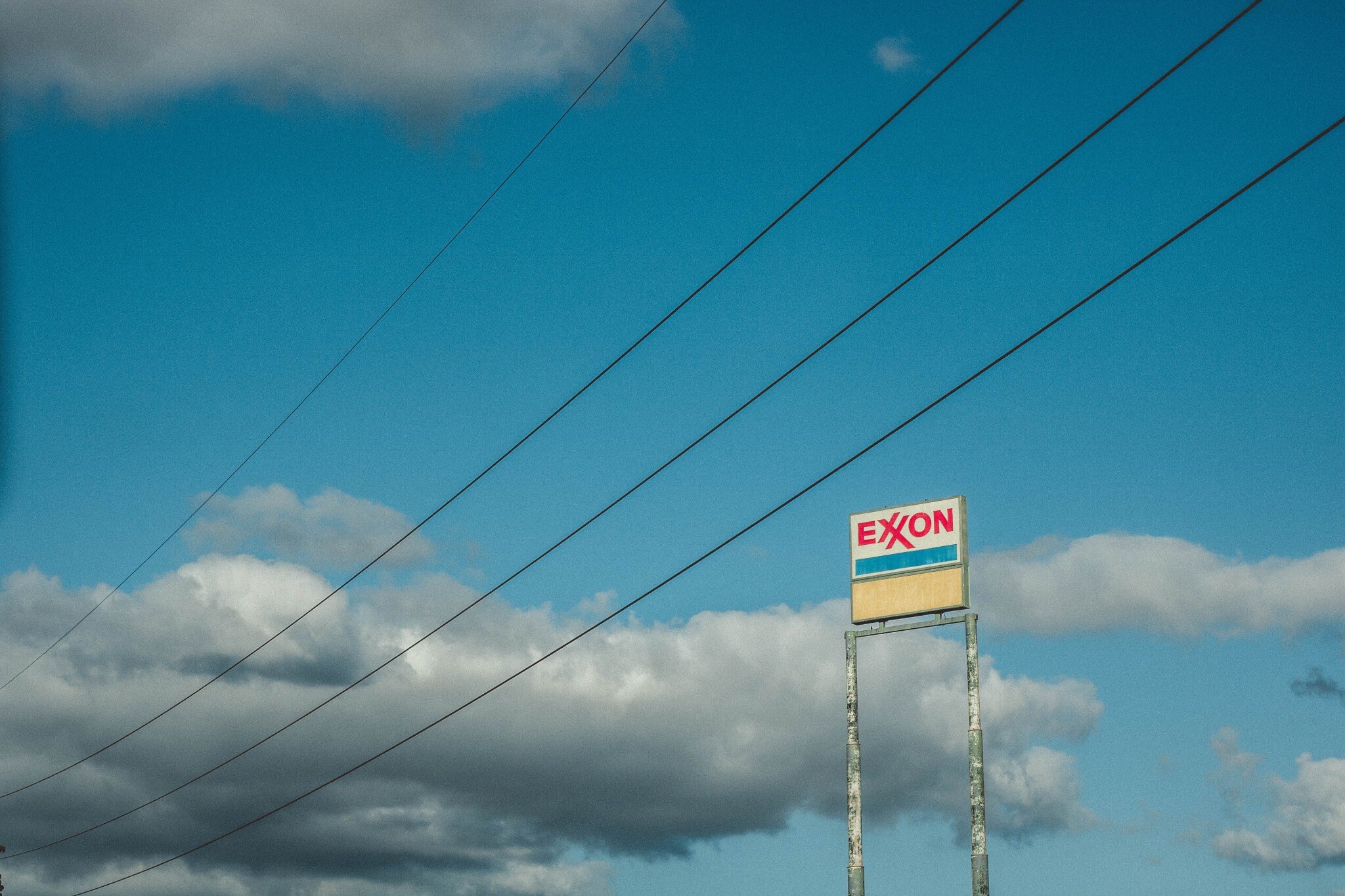 Po půlstoletí ve ztrátě. Exxon  loni skončil v minusu skoro půl bilionu