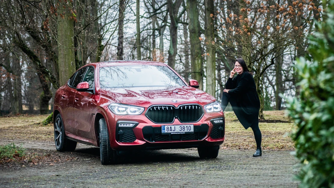 Holka do nepohody. BMW X6 stejně dobře přežije ve městě jako v divočině