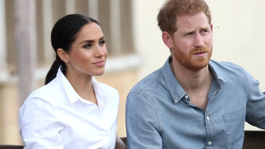 Poslední tečka za rukopisy. Co mají společného princ Harry, jeho žena Meghan, královna a&nbsp;Oprah Winfrey?