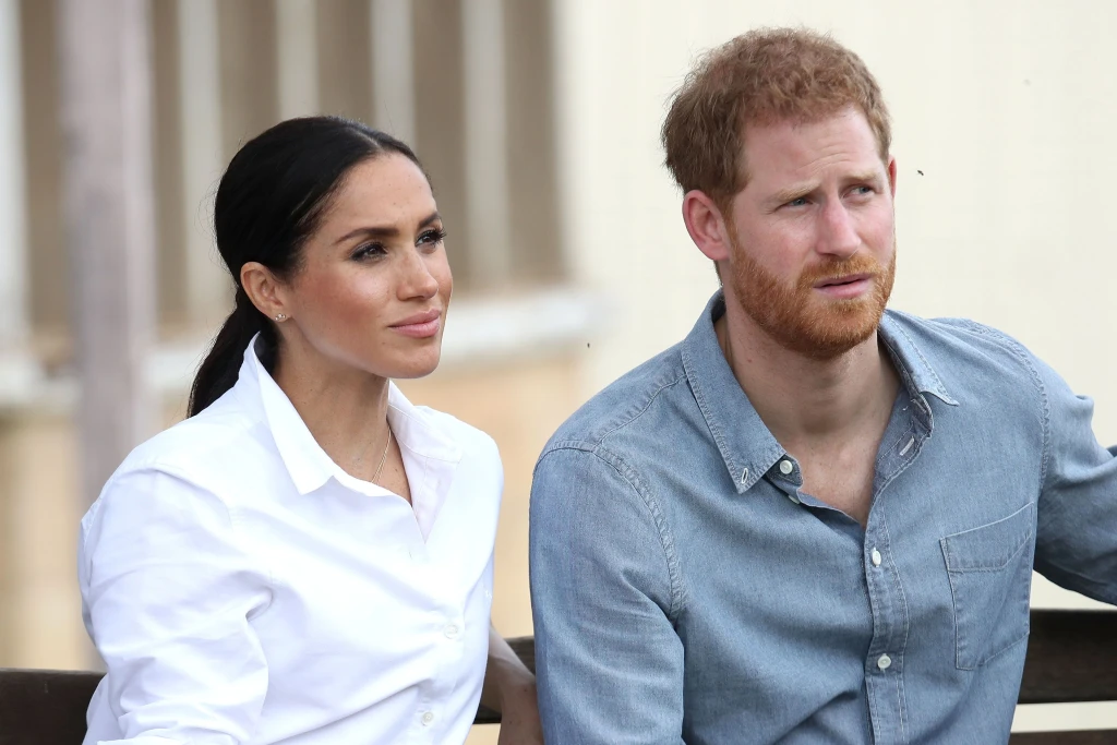 Poslední tečka za rukopisy. Co mají společného princ Harry, jeho žena Meghan, královna a&nbsp;Oprah Winfrey?