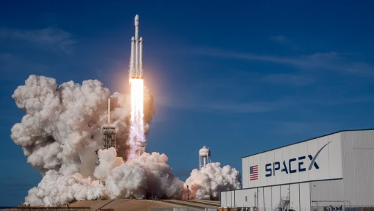 SpaceX vyšle na podzim do kosmu první posádku bez profesionálů. Za deset dolarů můžete letět i&nbsp;vy