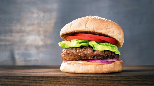 Bez masa už i&nbsp;v&nbsp;McDonald’s nebo KFC. Řetězce uzavřely partnerství s&nbsp;Beyond Meat