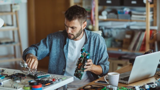 Konec jednorázové elektroniky? Televize i&nbsp;pračky budou muset jít opravit