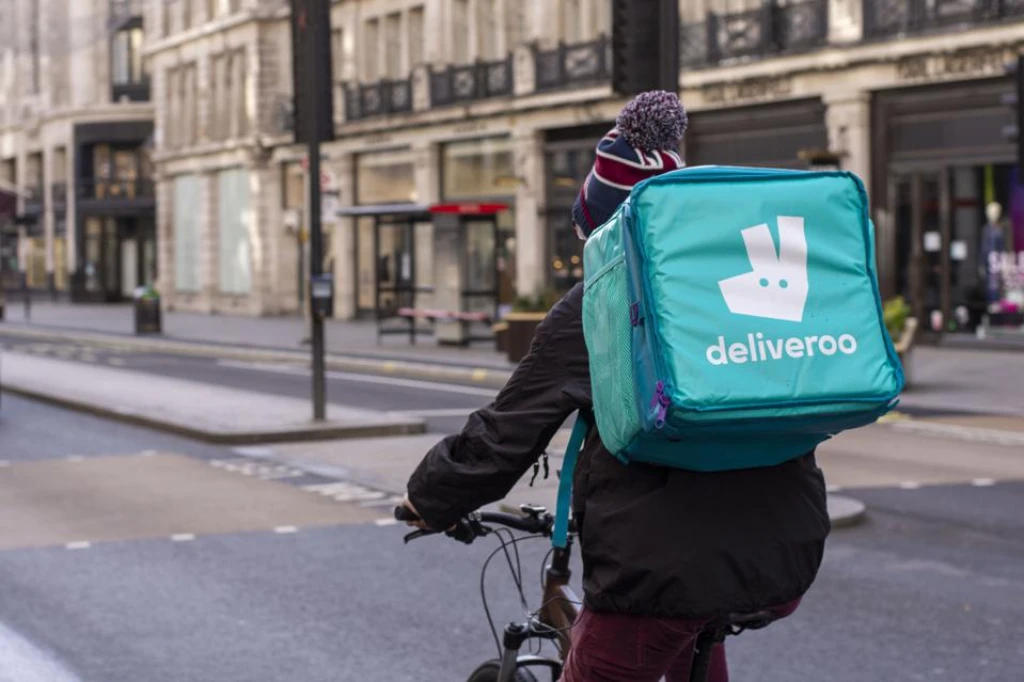 Velké zklamání. Deliveroo se hned po&nbsp;vstupu na burzu propadlo o&nbsp;30 procent