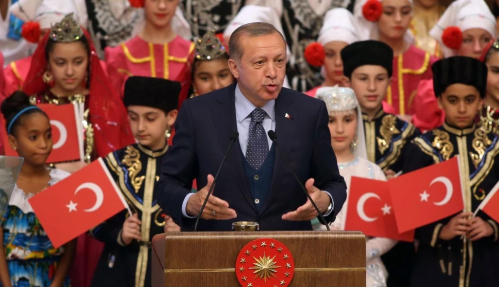 Turecko se otřásá. Erdoğan odvolal bankovního guvernéra, trhy i&nbsp;měna padají