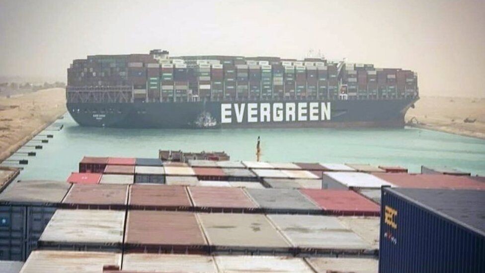 Kapitáne, kam s tou lodí? Suez blokuje obří kontejnerová loď