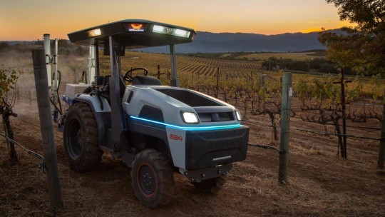 Příchod farmářských robotů. Monarch vyvíjí autonomní elektrické traktory