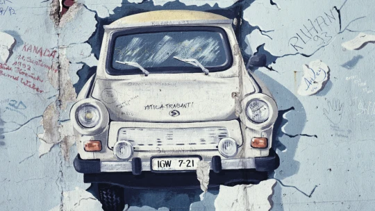 Němci řeší úplatky za roušky a&nbsp;trabant dává na frak Tesle