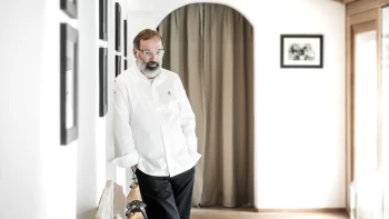 Chef Norbert se snaží uvařit horu. Teď za to dostal tři michelinské hvězdy