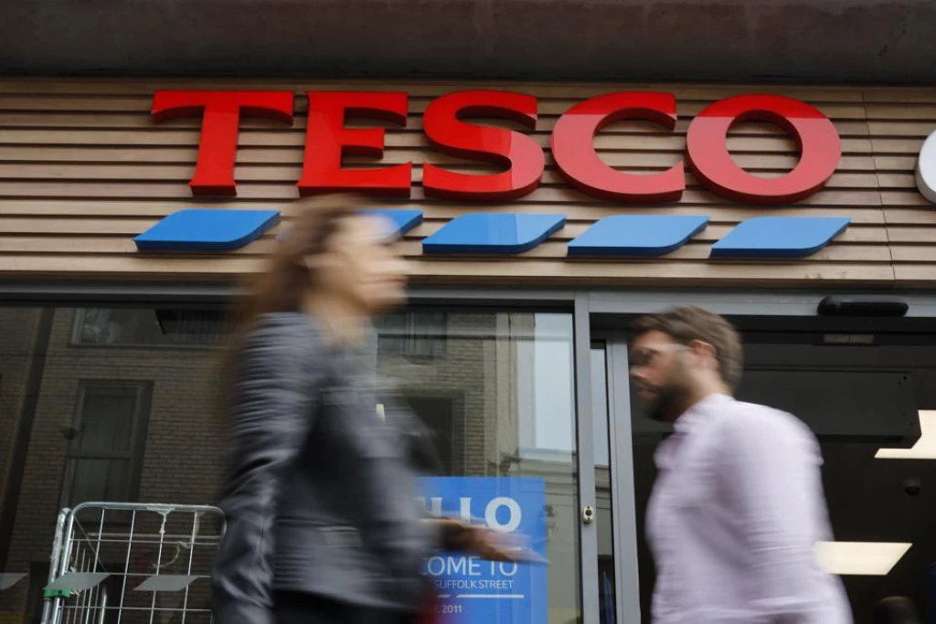 S pandemií bojují i&nbsp;prodejci potravin. Britský řetězec Tesco hlásí propad zisku