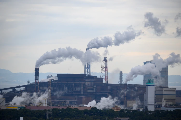 továrna emise smog pollution