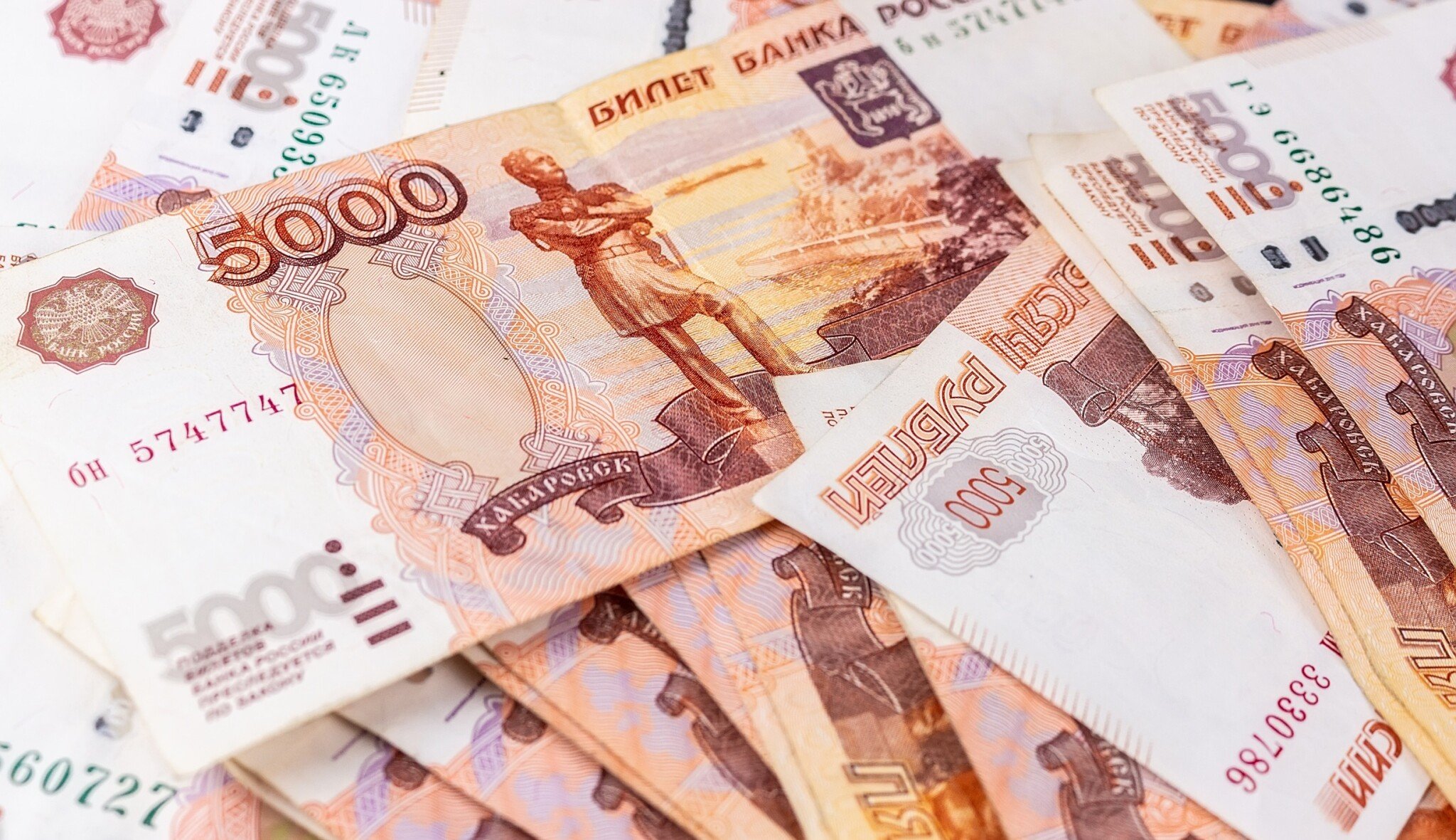 Začal pád rublu. Jeho hodnota vůči dolaru klesla o 30 procent