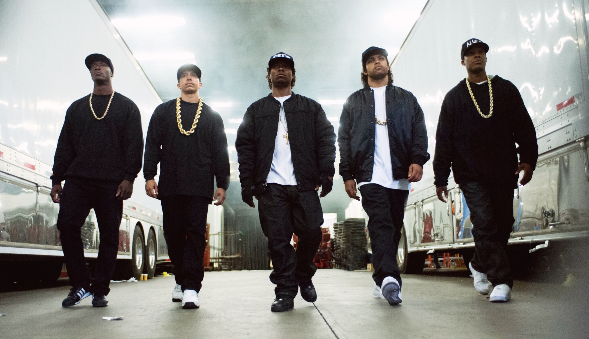 Filmy na dnešní večer: Lekce přežití i gangsta rap