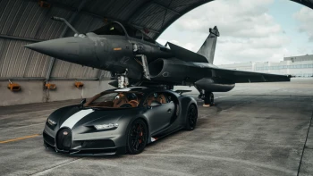 Souboj titánů. Bugatti Chiron Sport závodil se stíhačkou