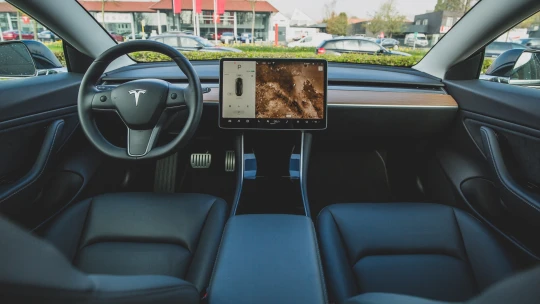 Všechna auta na kontrolu. Tesla musí v&nbsp;USA prověřit přes 2,2 milionu vozidel