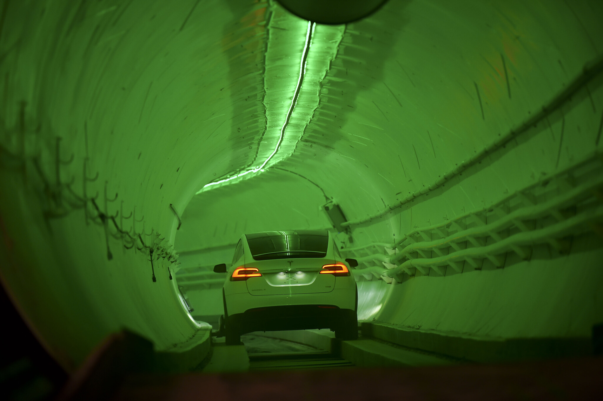 Jízda ve Vegas. Elon Musk ukázal prvním cestujícím svou vizi dopravy v tunelech