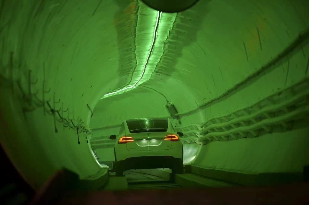 Jízda ve Vegas. Elon Musk ukázal prvním cestujícím svou vizi dopravy v&nbsp;tunelech
