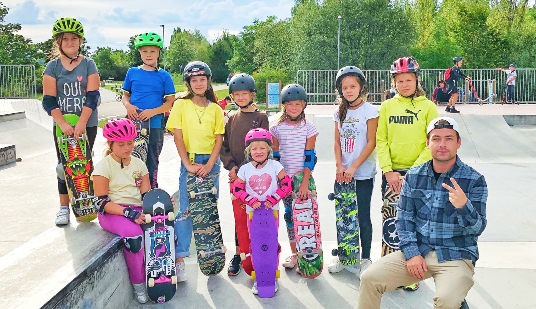 Prkna, která znamenají olympiádu. Proč zapsat své dítě na skateboarding?