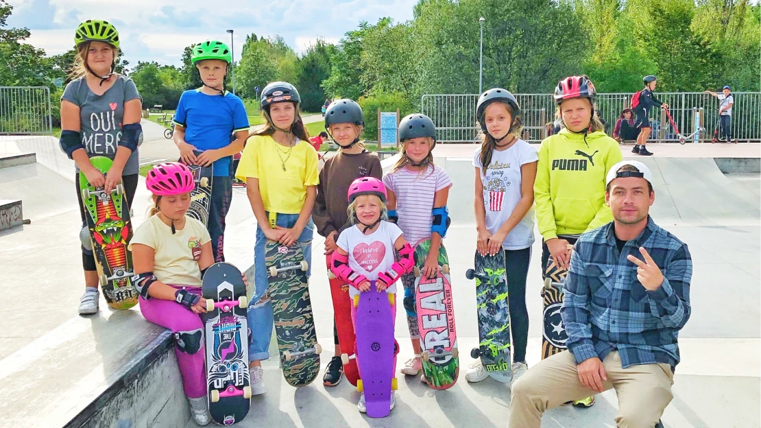 Prkna, která znamenají olympiádu. Proč zapsat své dítě na skateboarding?