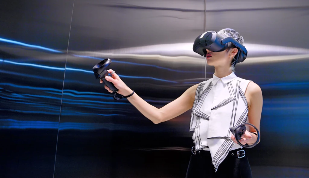Příští porada bude ve VR. HTC představuje byznys headset Vive Focus 3