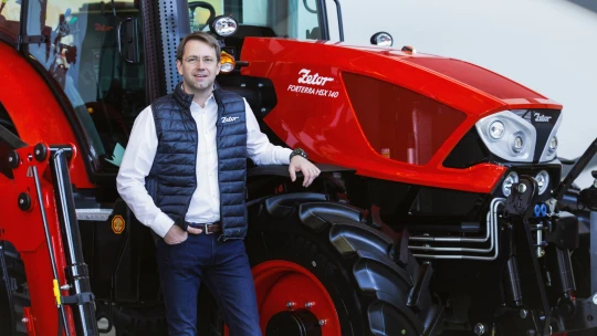 Jede traktor, je to Zetor. A&nbsp;nechává za sebou hubená léta