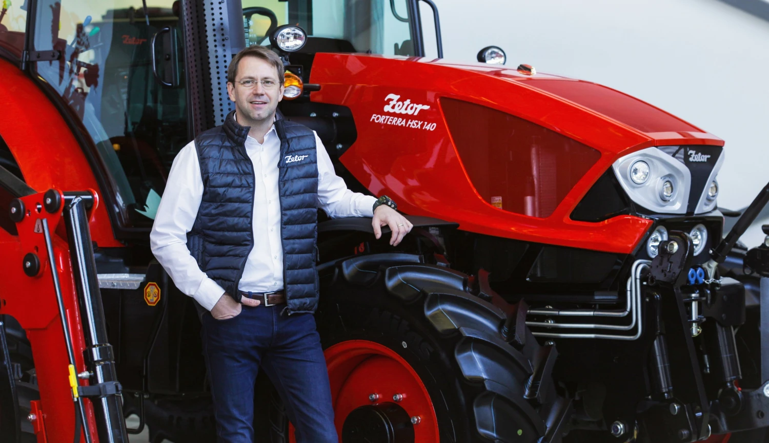 Jede traktor, je to Zetor. A nechává za sebou hubená léta