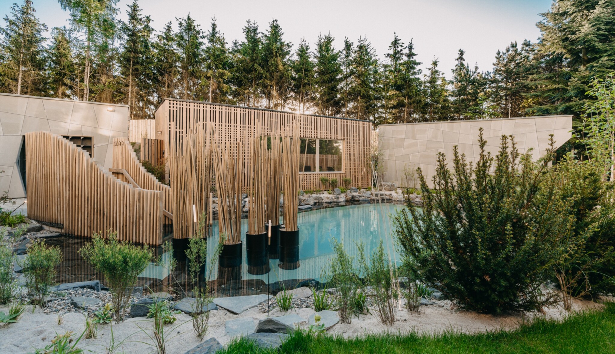 Tajemná zahrada plná saunových pokladů. U Prahy otevřelo luxusní wellness