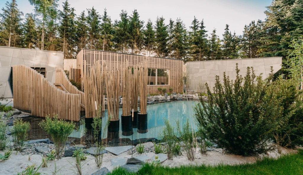 Tajemná zahrada plná saunových pokladů. U&nbsp;Prahy otevřelo luxusní wellness