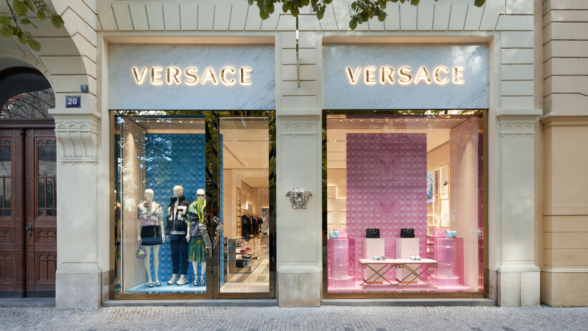 Pandemie luxus nezastaví. Versace otevírá butik v Pařížské