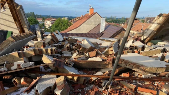 Tornádo jim sebralo střechy i&nbsp;kus vinohradu. Musíme začít znovu, říkají Maradovi