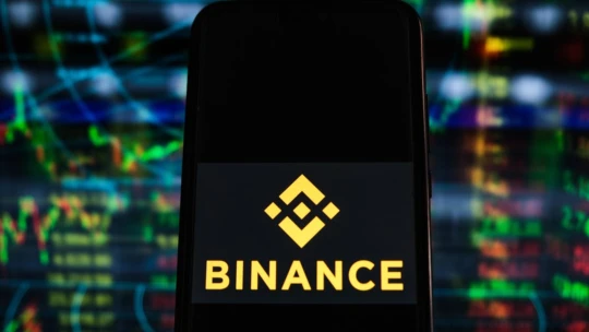 Binance zvažuje odchod z&nbsp;Ruska. Čelí podezření z&nbsp;obcházení sankcí