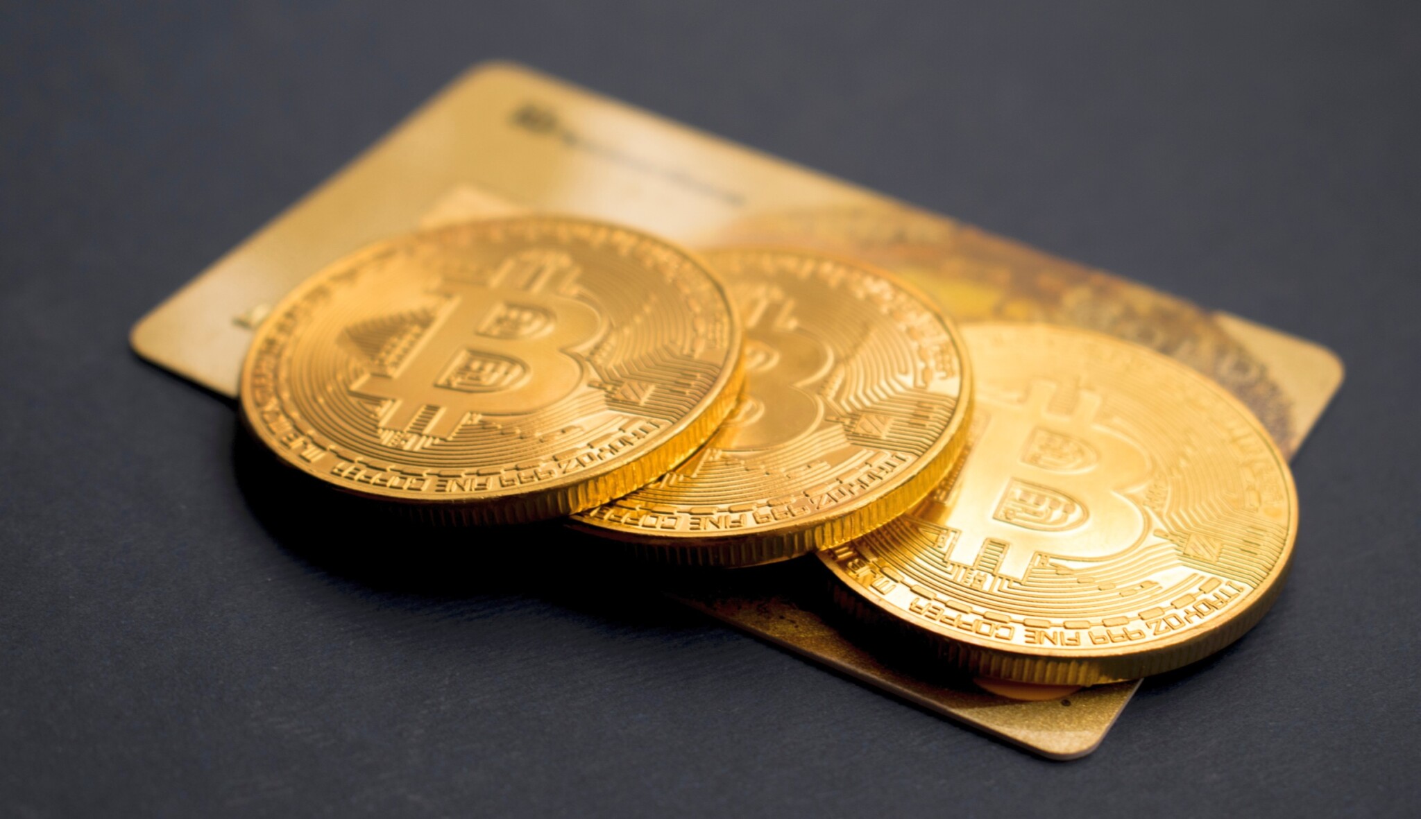 Korporace drží bitcoiny v hodnotě miliard dolarů. Během propadu nakoupila další