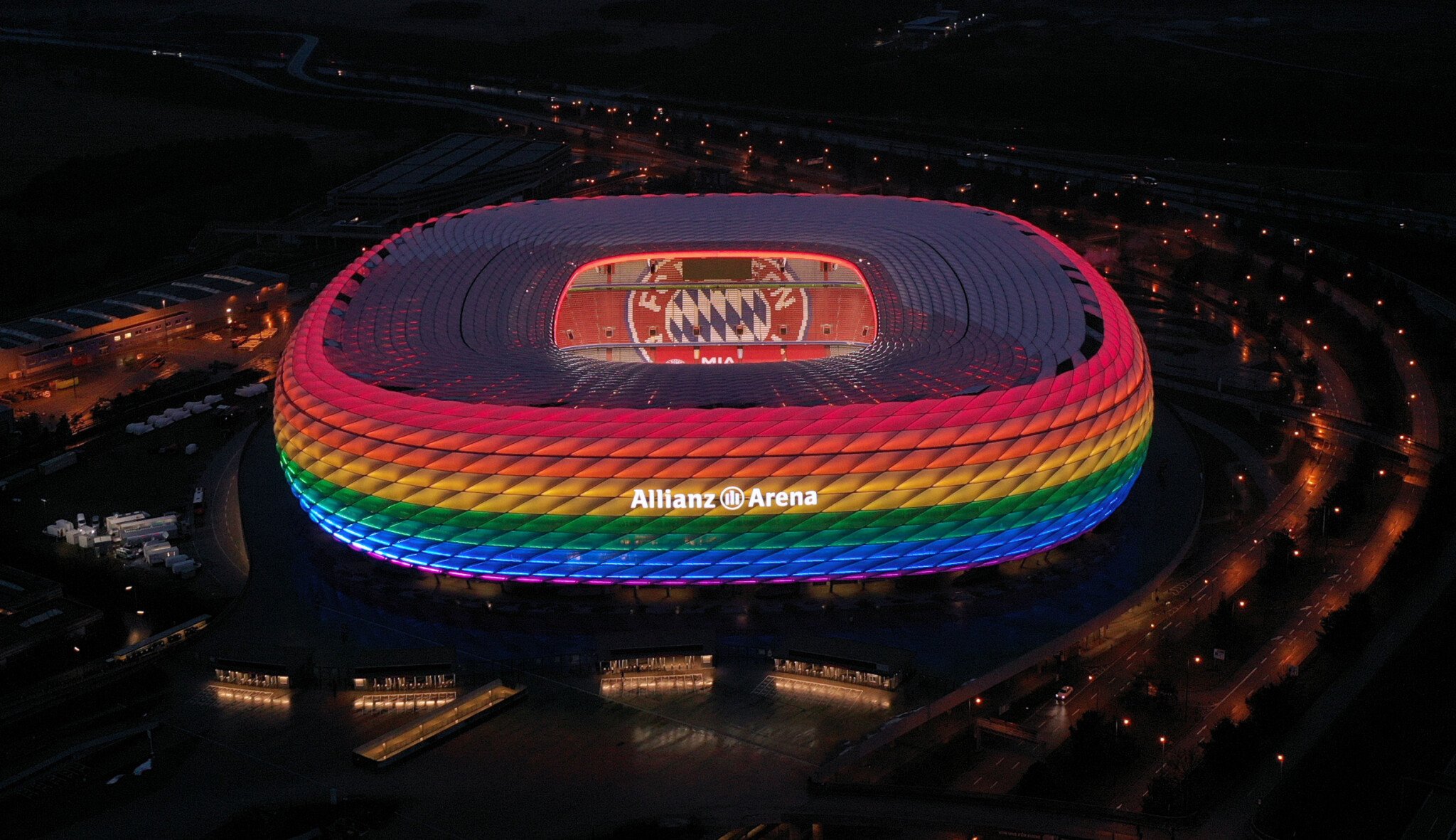 Němci chtějí duhový stadion. Nemíchejte sport s politikou, vzkazují jim Maďaři