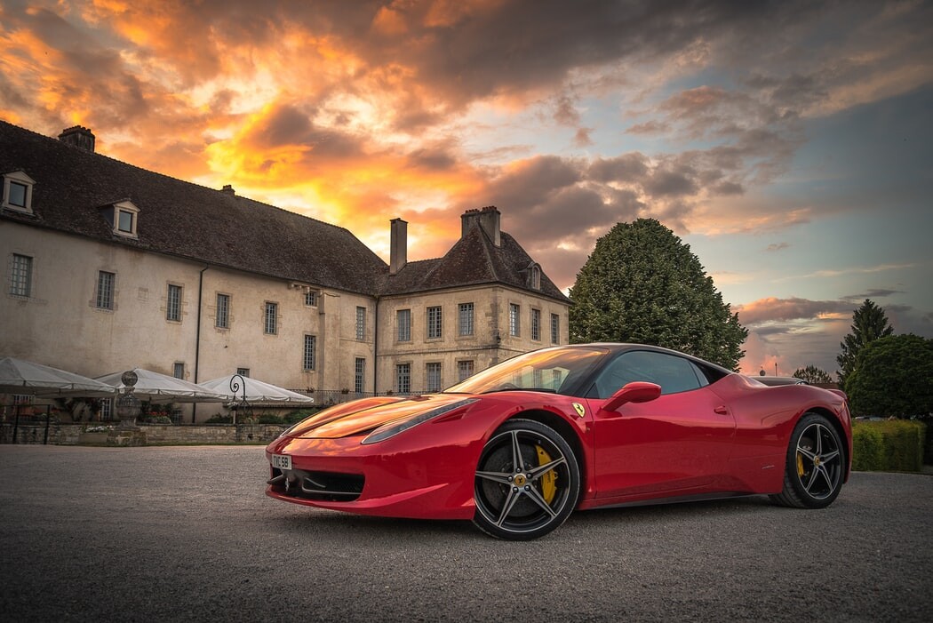 Ferrari má nového šéfa. Přechod k elektrickému pohonu povede Benedetto Vigna