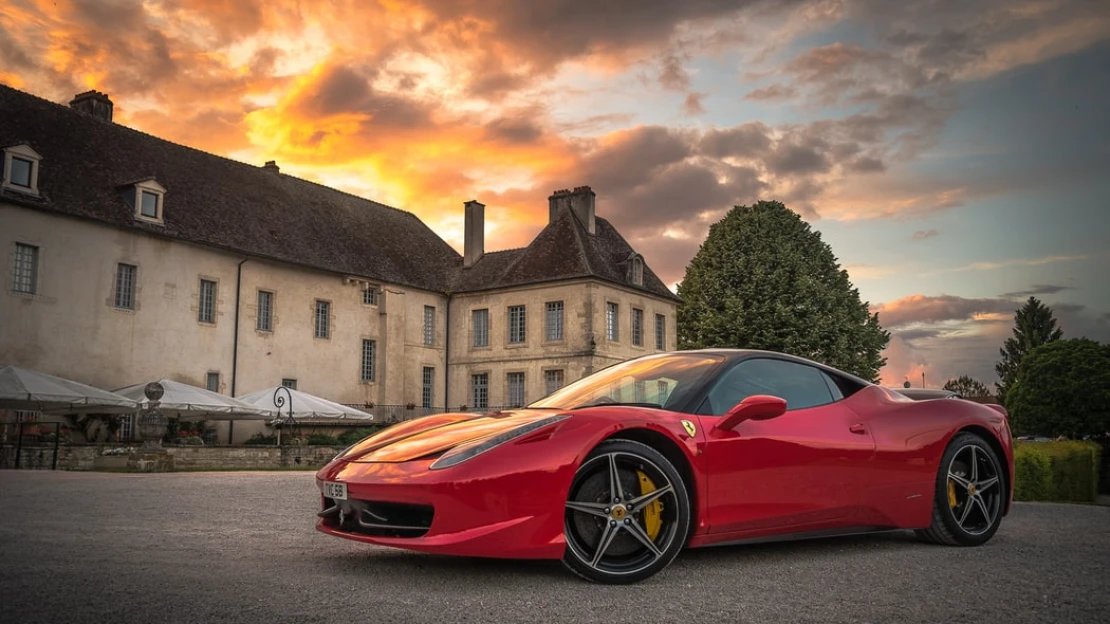 Ferrari má nového šéfa. Přechod k elektrickému pohonu povede Benedetto Vigna